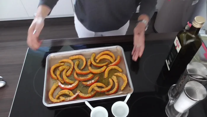 Optional: 10 Minuten vor Ende der Backzeit geriebenen Käse darüber streuen.