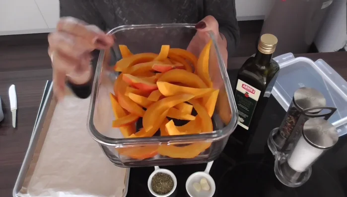 Hokkaido Kürbis halbieren, waschen und in Spalten schneiden. Schale dranlassen.