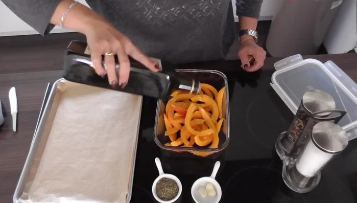 Kürbisspalten mit Olivenöl beträufeln.