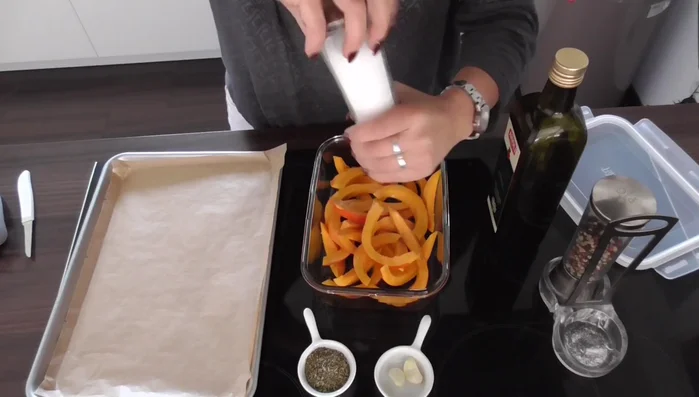 Kürbisspalten mit Salz, Pfeffer, italienischen Kräutern und Knoblauch (oder Knoblauchgranulat) würzen.