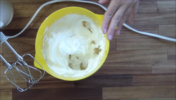 Eigelb unterrühren. (1:11.53)