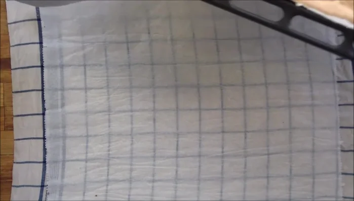 Biskuit auf ein mit feuchtem Küchentuch und Backpapier belegtes Blech stürzen und auskühlen lassen. (1:164.83)