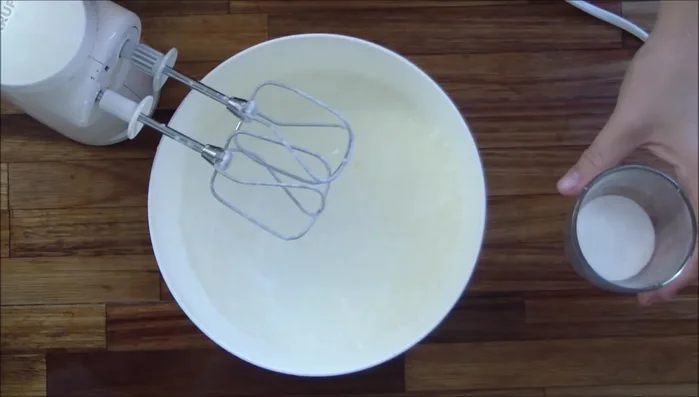 Sahne schlagen und mit Vanillezucker vermischen. (1:189.239)