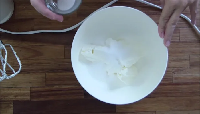 Frischkäse mit Zucker, Vanillezucker und Salz verrühren. (2:17.26)
