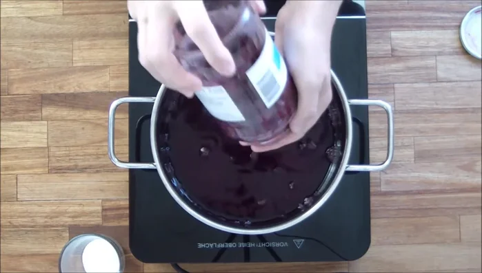 Bei 220°C Umluft (250°C Ober-/Unterhitze) 5-8 Minuten backen. (1:15.57)