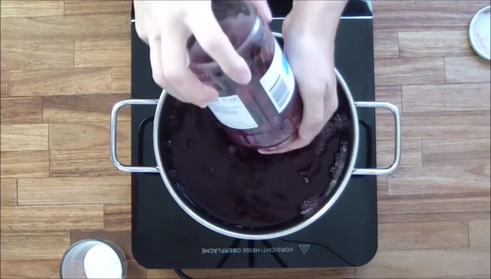 Kirschen abtropfen lassen und mit 1 EL Zucker und Vanillezucker vermischen. (0:18.9)