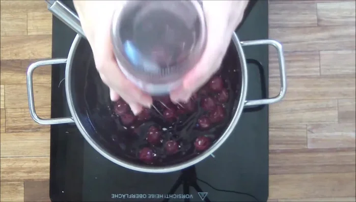 Eiweiß mit einer Prise Salz steif schlagen, Zucker langsam einrieseln lassen. (0:50.76)