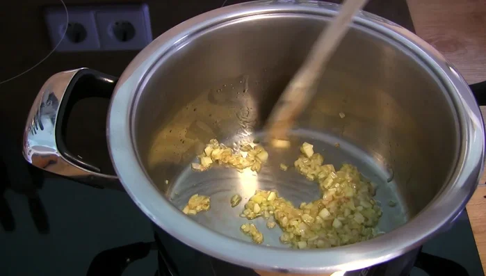 Knoblauch hinzufügen und kurz mitbraten (ohne Farbe).
