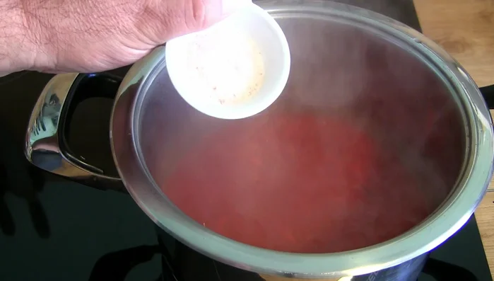 Salz, Pfeffer und optional Chili hinzufügen. Gehackte Petersilie unterrühren.