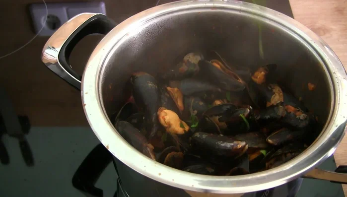 Zum Schluss frische Petersilie (oder Basilikum) unterrühren.