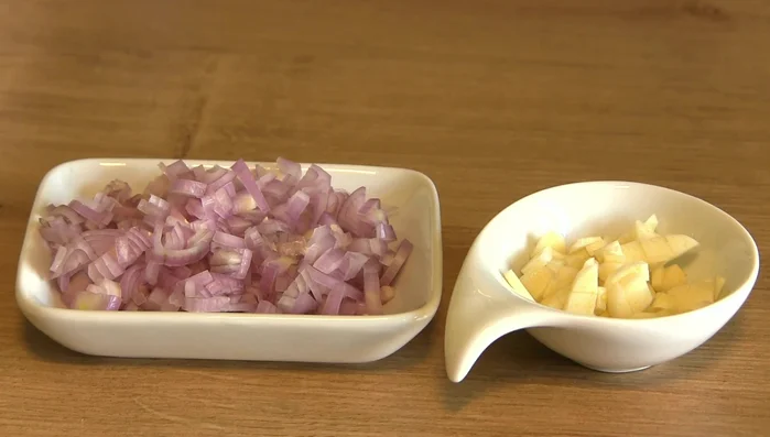 Schalotten und Knoblauch schälen und klein schneiden.