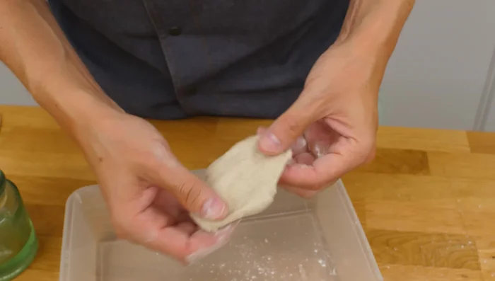 Teig auf einer bemehlten Fläche kurz durchkneten und 4 Stunden gehen lassen.