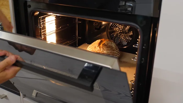 Temperatur auf 200°C reduzieren und weitere 20-25 Minuten backen.