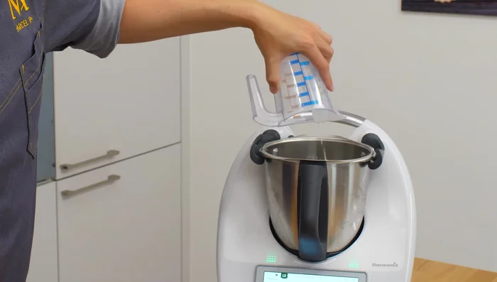 Zutaten für den Brotteig in den Thermomix geben: Milch, Wasser, Hefe, Mehl und Salz.