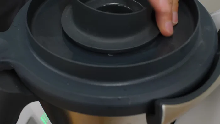 Im Thermomix 8,5 Minuten kneten lassen (Kaltstart mit kaltem Wasser und Milch empfohlen).