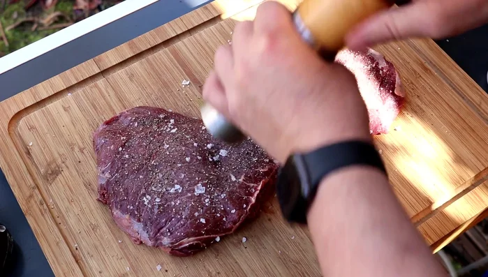 Ochsenbäckchen salzen und pfeffern. In heißem Butterschmalz von beiden Seiten anbraten (106.979).