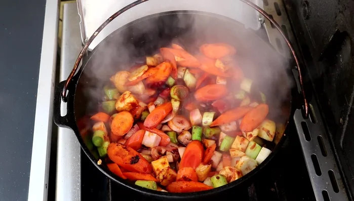 Rotwein angießen und reduzieren (190.5). Vorgang wiederholen (210.599).