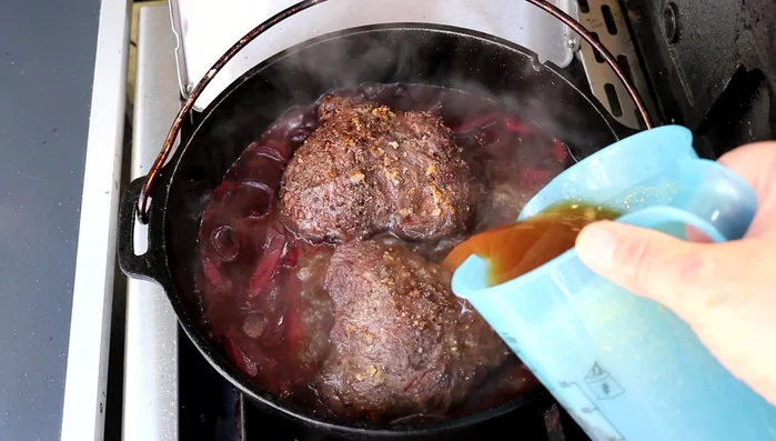 Ochsenbäckchen wieder in den Topf geben. Mit Rinderbrühe auffüllen, sodass die Ochsenbäckchen fast bedeckt sind (283.44).