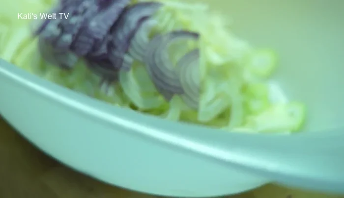 Rote Zwiebel halbieren und ebenfalls mit dem Hobel fein hobeln. (113.159)