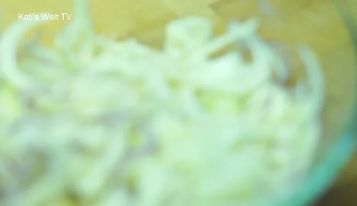 Fenchel und rote Zwiebel in eine Glasschüssel geben. (117.439)