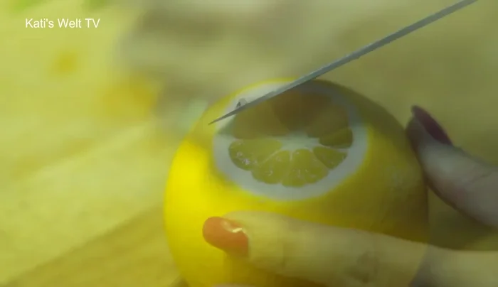 Orangen filetieren: Oben und unten ein Stück abschneiden, dann entlang der weißen Haut in halbkreisförmigen Bewegungen das Fruchtfleisch herausschneiden. (125.24)