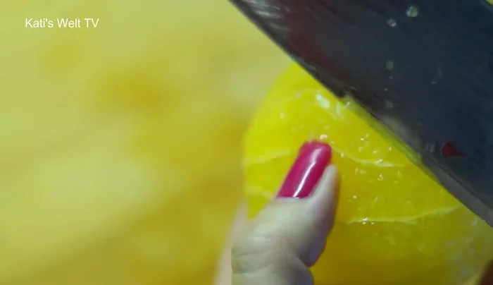 Zwischen den Häutchen der Orangenfilets entlang schneiden und die Filets lösen. (167.159)