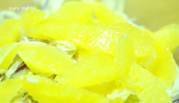 Orangenfilets zur Schüssel hinzufügen. (216.48)