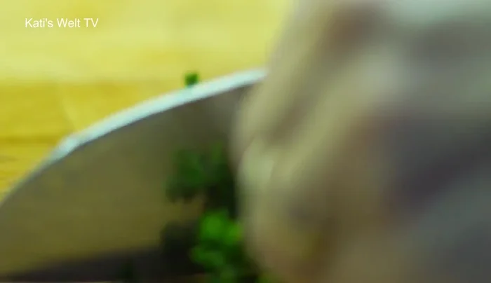 Petersilie hacken. (223.12)