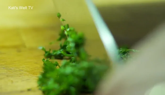 Schafskäse in kleine Würfel schneiden und bei 200-220°C 10 Minuten im Ofen grillen. (228.04)