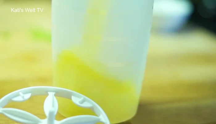 Für das Dressing Orangensaft, Olivenöl, Salz, Pfeffer und optional Chili, Honig oder Zucker in einem Mixbecher verrühren. Abschmecken! (238.48)