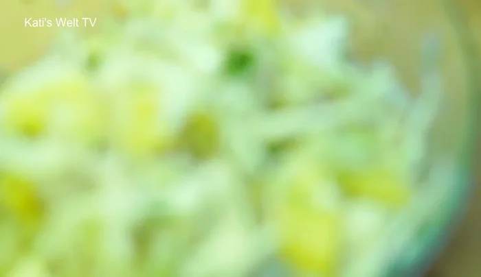 Dressing über den Salat geben, mit Schafskäse, Petersilie und Fenchelgrün garnieren. (273)