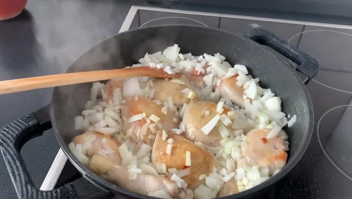 Zwiebeln und Knoblauch hinzufügen und kurz mitbraten.