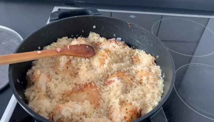 Gewaschenen Reis zum Fleisch geben.