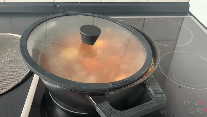 Zwischendurch Flüssigkeit überprüfen und bei Bedarf nachgießen.