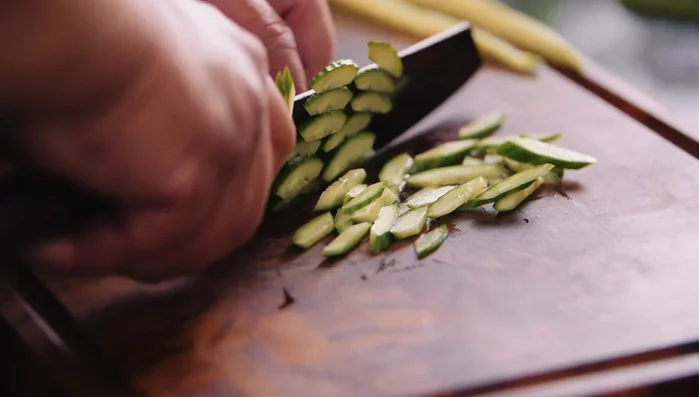 Kartoffelsalat-Dressing zubereiten: Gemüsebrühe, Essig, Öl, Salz, Pfeffer und Senf vermischen.