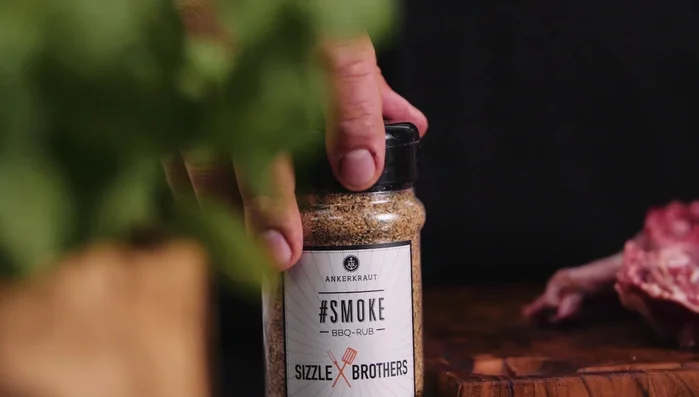 Ente würzen: Innenseiten und Außenseiten kräftig mit Salz, Pfeffer und weiteren Gewürzen würzen.