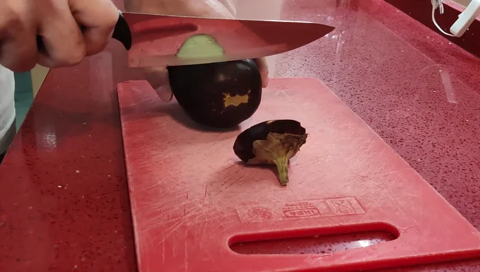 Aubergine in kleine Streifen schneiden.