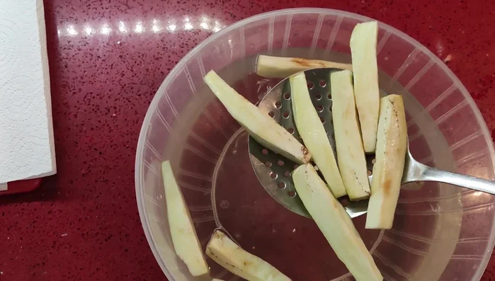 Die Auberginenstreifen gut abtrocknen.