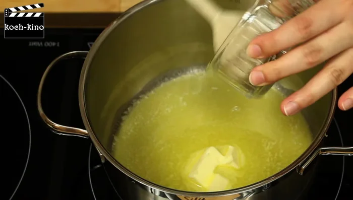 In einem Suppentopf Butter zerlassen, Zwiebel/Schalotte darin glasig dünsten. Mehl hinzufügen und nach ca. 1 Minute unter Rühren mit der Spargelsuppe ablöschen. 2-3 Minuten köcheln lassen.