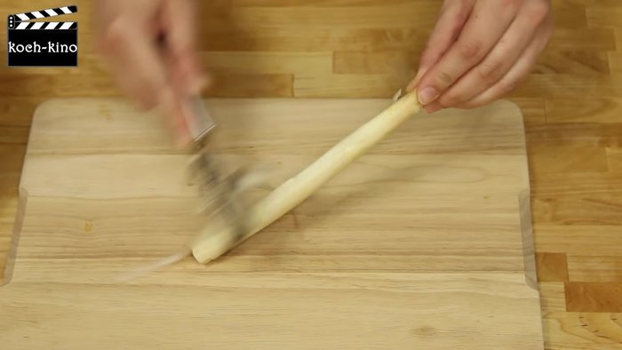 Spargel gründlich waschen, schälen und die holzigen Enden abschneiden.