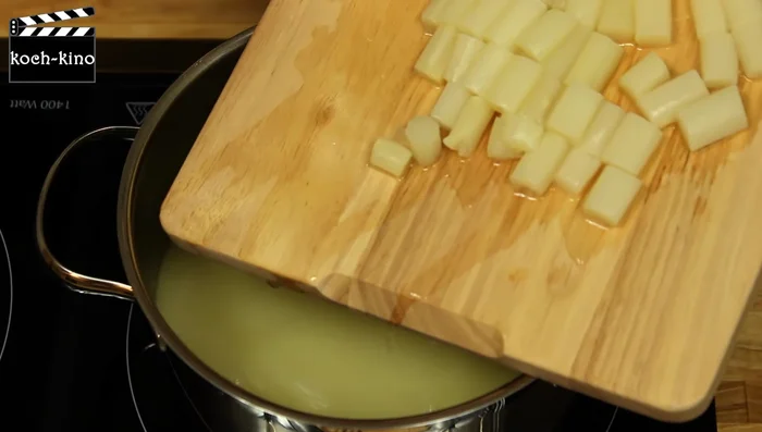 Zerkleinerte Spargelstangen hinzufügen und die Suppe pürieren.