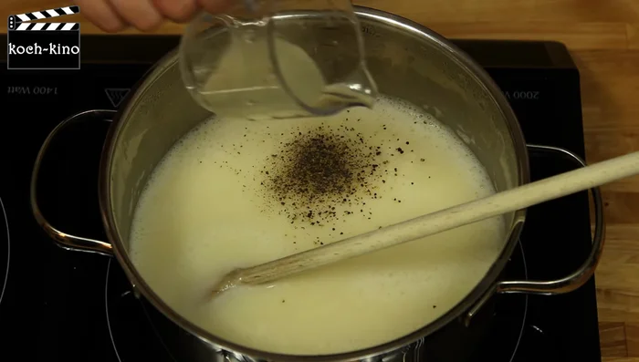 Mit Pfeffer, Zitronensaft und Sahne abschmecken. Spargelköpfe als Einlage hinzufügen.