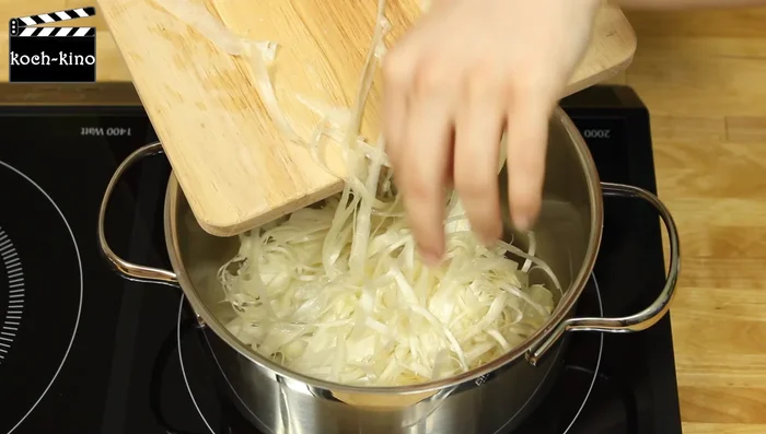 Spargelschalen und -enden in einem Topf mit Wasser, Zucker und Salz zum Kochen bringen. 20 Minuten bei geschlossenem Deckel köcheln lassen.