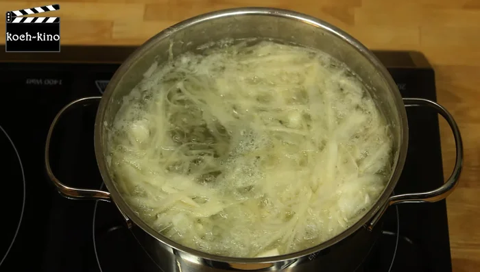 Die Spargelsuppe durch ein feines Sieb gießen.