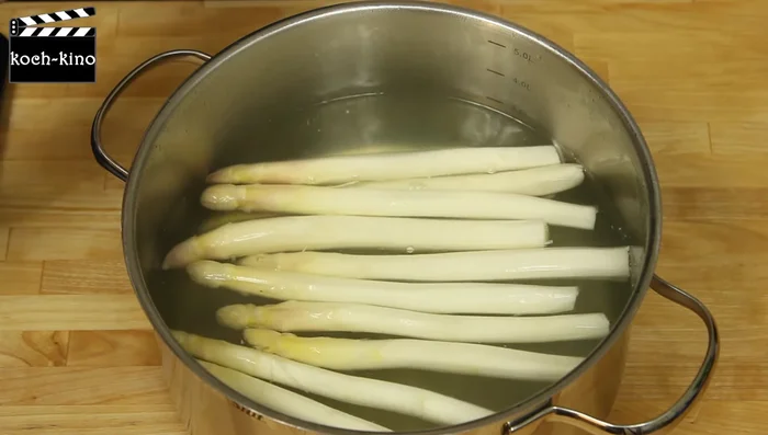Geschälte Spargelstangen in die Suppe geben und 20 Minuten bei geschlossenem Deckel köcheln lassen.