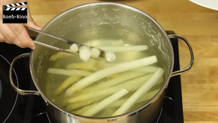 Spargelstangen (bis auf die Köpfe) herausnehmen und in kleine Stücke schneiden.