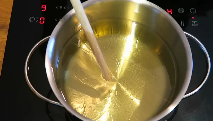 Öl in einem Topf auf mittlerer Stufe erhitzen. (Test mit Holzkochlöffel: Bläschenbildung zeigt die richtige Temperatur an).