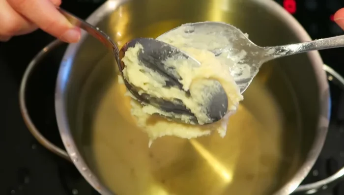 Kleine Bällchen aus dem Teig formen (Esslöffel, Eisportionierer oder Spritzbeutel verwenden).