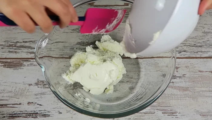 Alle Zutaten außer Mehl und Backpulver vermischen (Handrührgerät empfohlen).