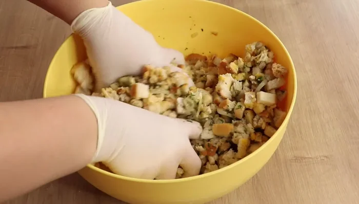 Masse ca. 15 Minuten ziehen lassen, dann gut verkneten (Masse sollte weich, aber nicht matschig sein). Bei Bedarf etwas Milch hinzufügen.